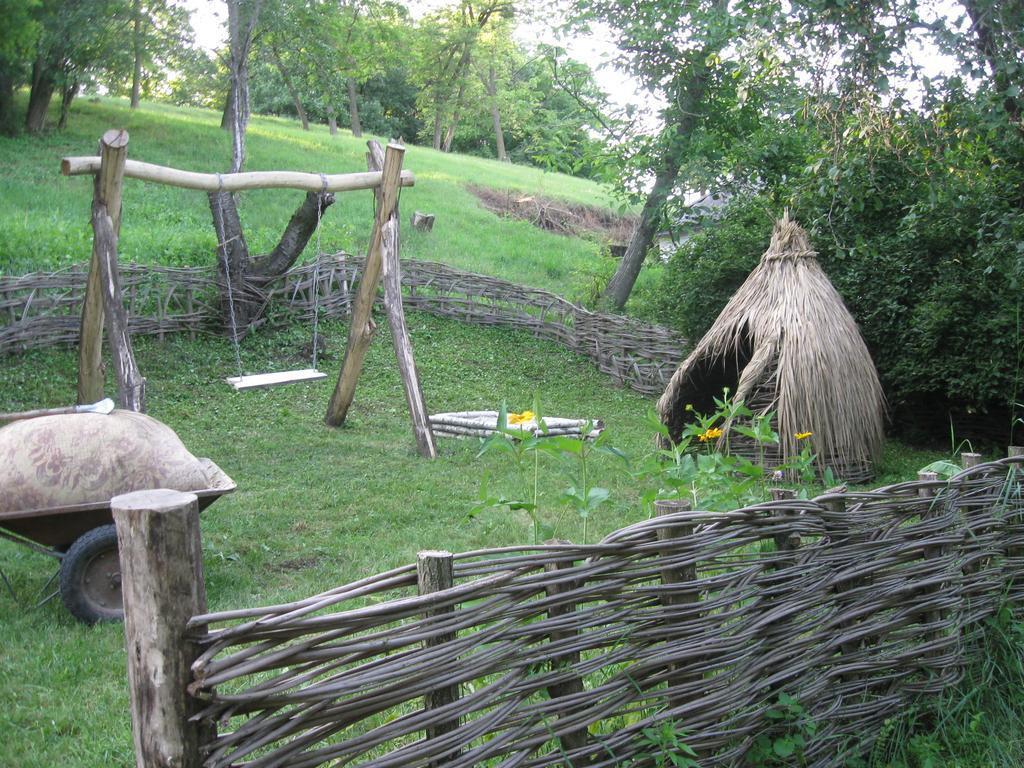 Maliovnytsya Guest House Dybintsy Екстериор снимка